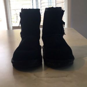 Girls size 9 black ugg boots.  Black how’s located on the side.